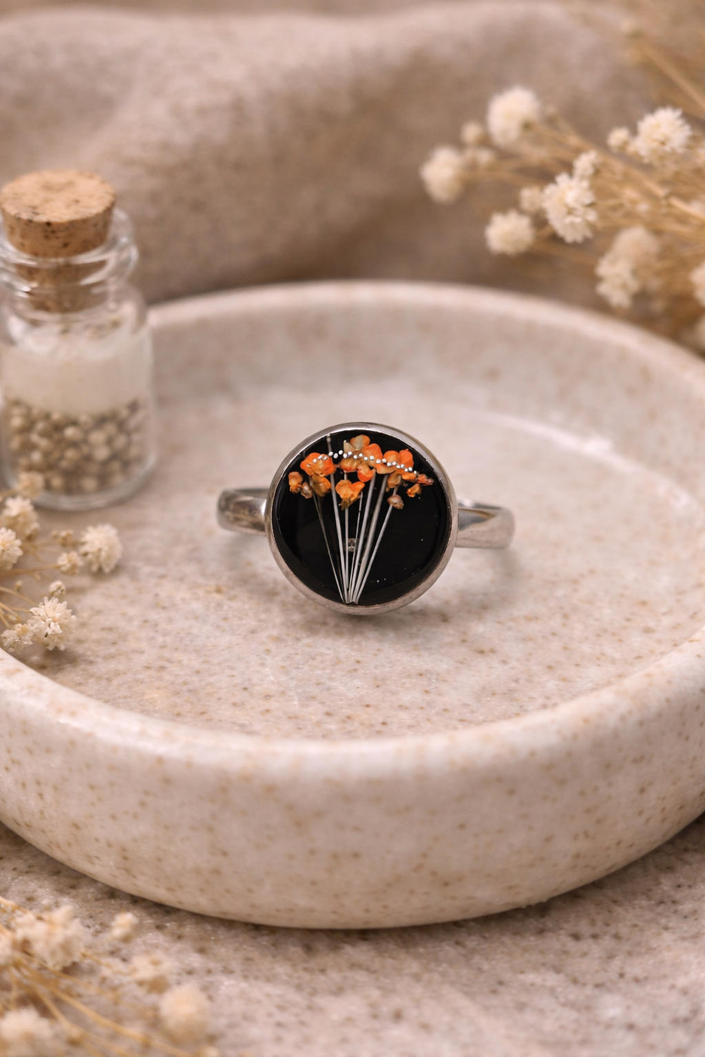 Anillo redondo con pelito y flores preservadas – Joya emocional personalizada