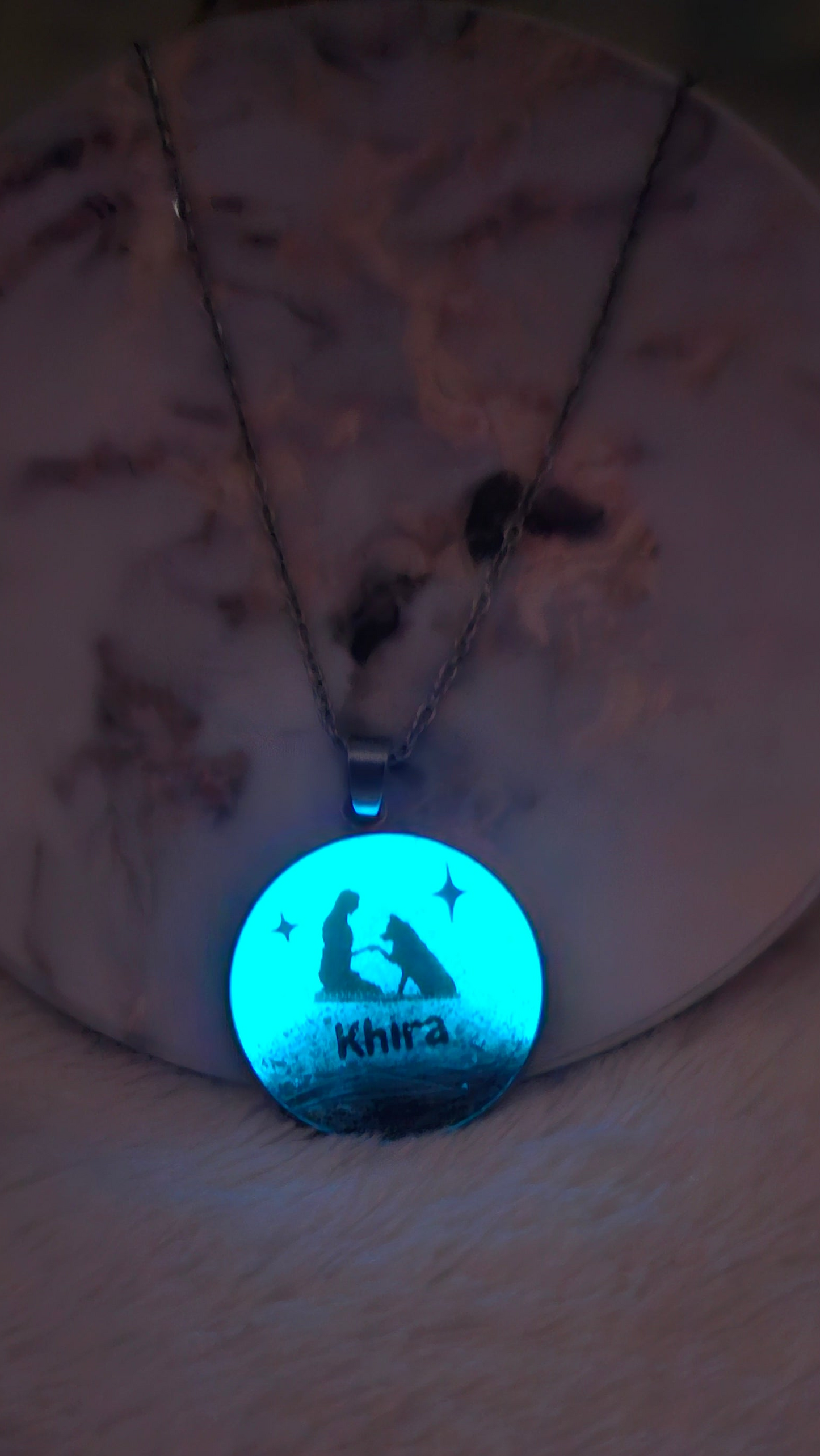 Colgante silueta mascota con cenizas y pelito luminoso personalizado