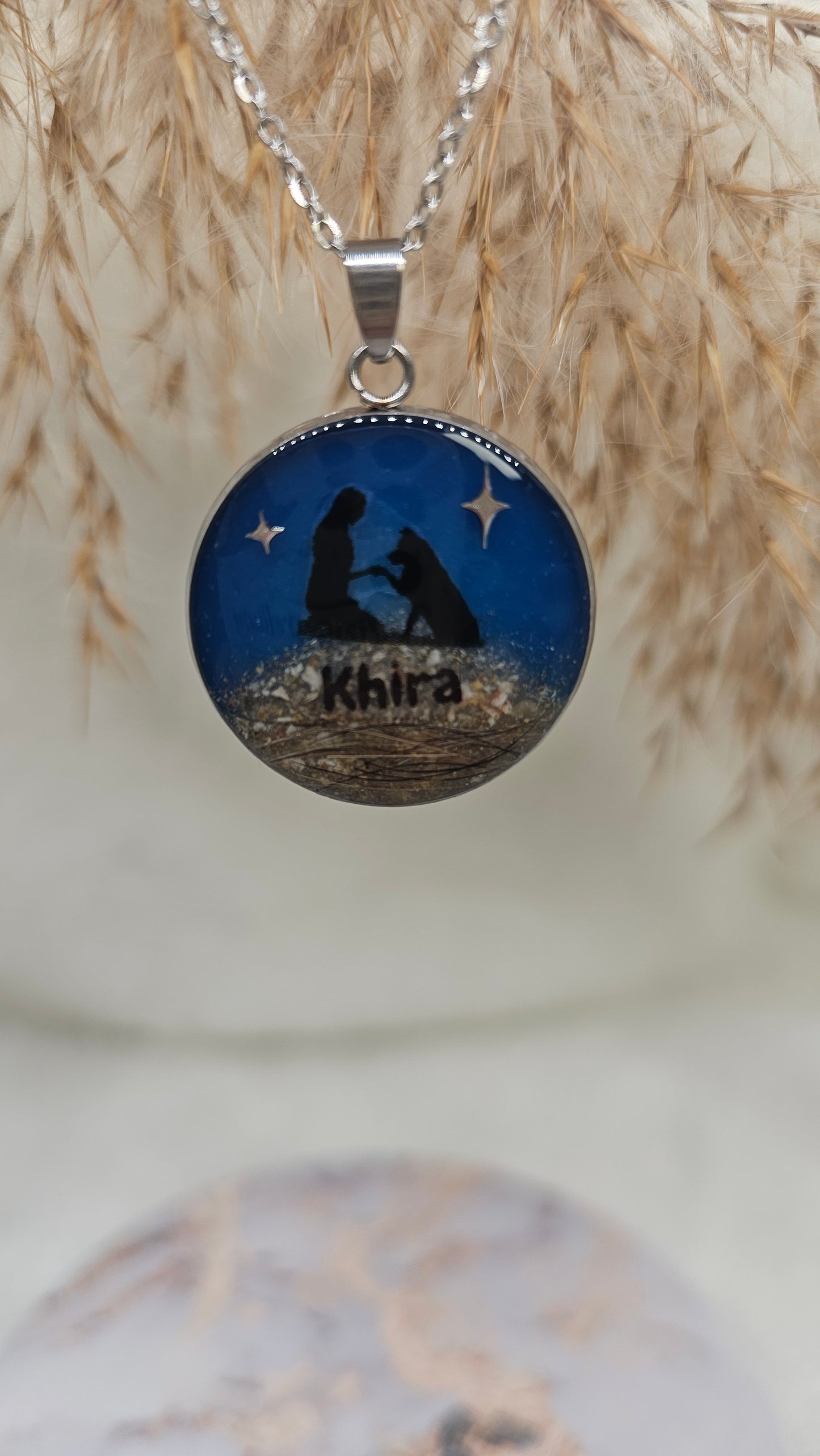 Colgante silueta mascota con cenizas y pelito luminoso personalizado