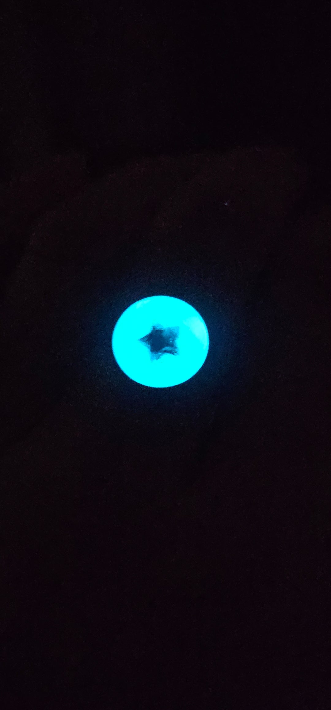 Anillo estrella con cenizas que brilla en la oscuridad
