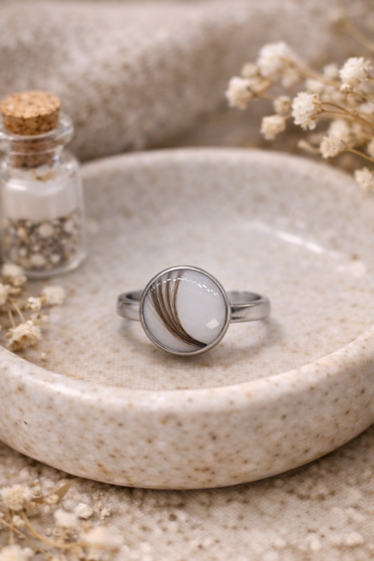 Anillo emocional redondo con leche materna y mechón de pelito