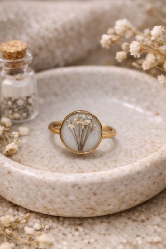 Anillo redondo con pelito y flores preservadas – Joya emocional personalizada