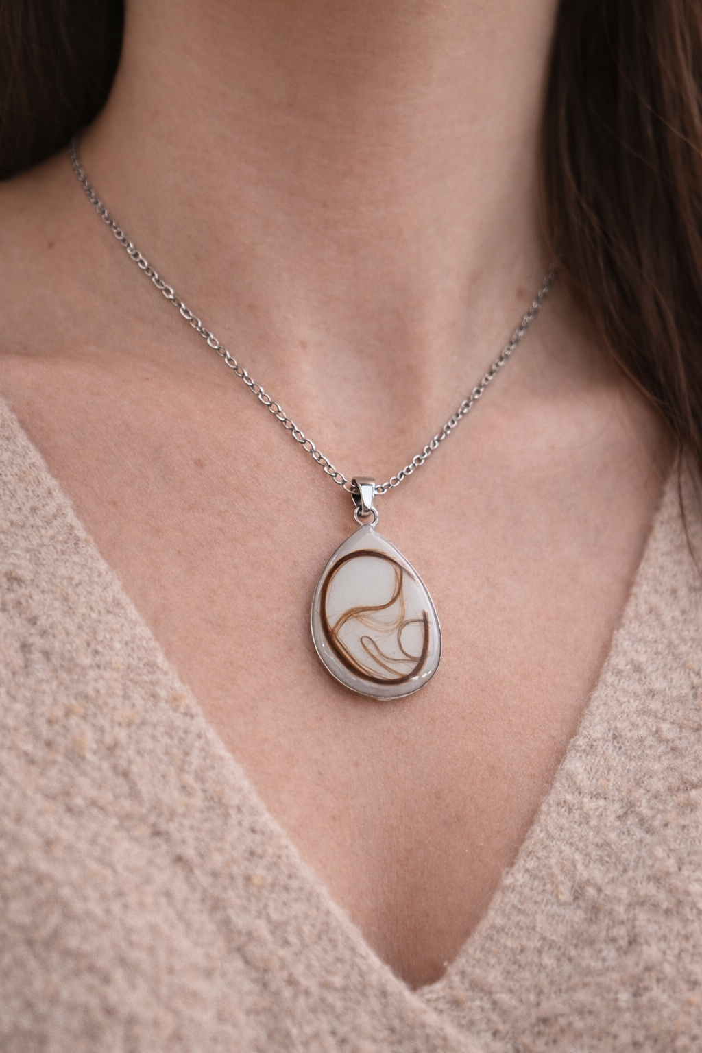 Colgante Gota de Leche Materna con Pelito Mamá y Bebé — Joya Emocional Personalizada