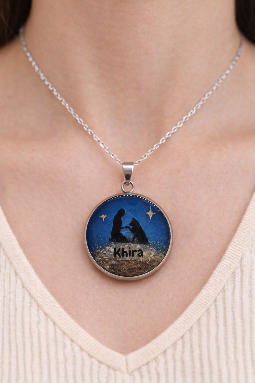 Colgante silueta mascota con cenizas y pelito luminoso personalizado