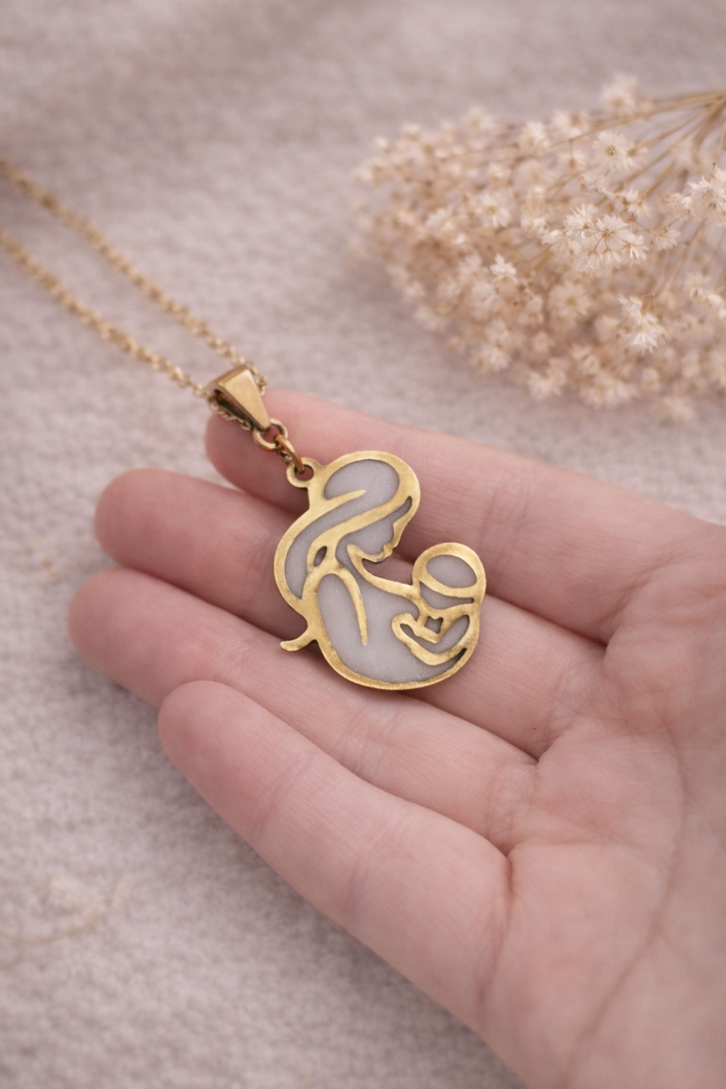 Colgante mamá y bebé lactando con leche materna – Joya emocional personalizada