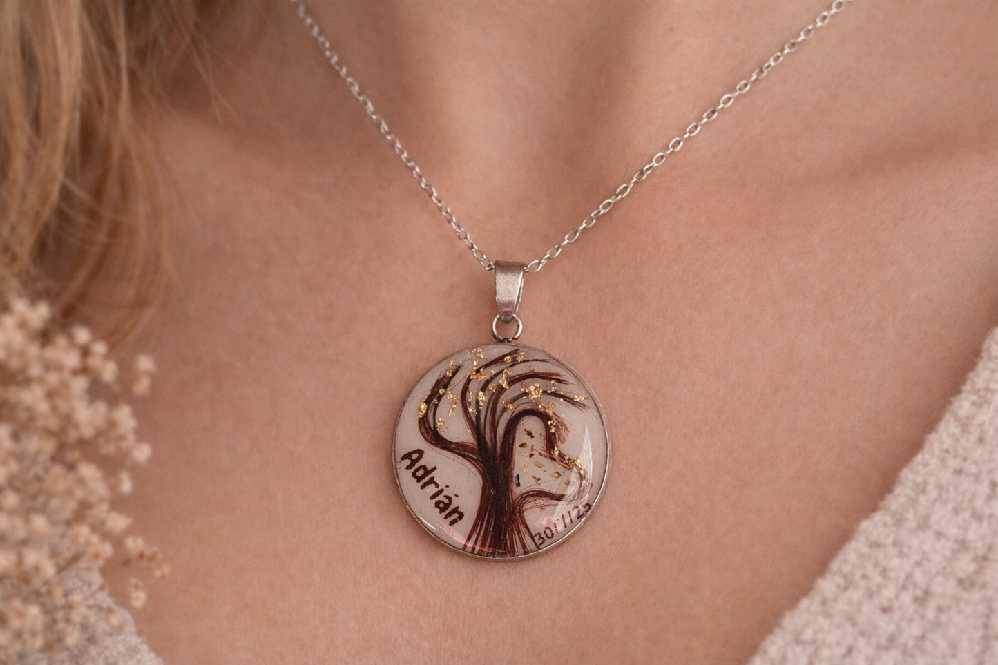 Colgante Árbol de la Vida con leche materna y pelito – Joya emocional personalizada