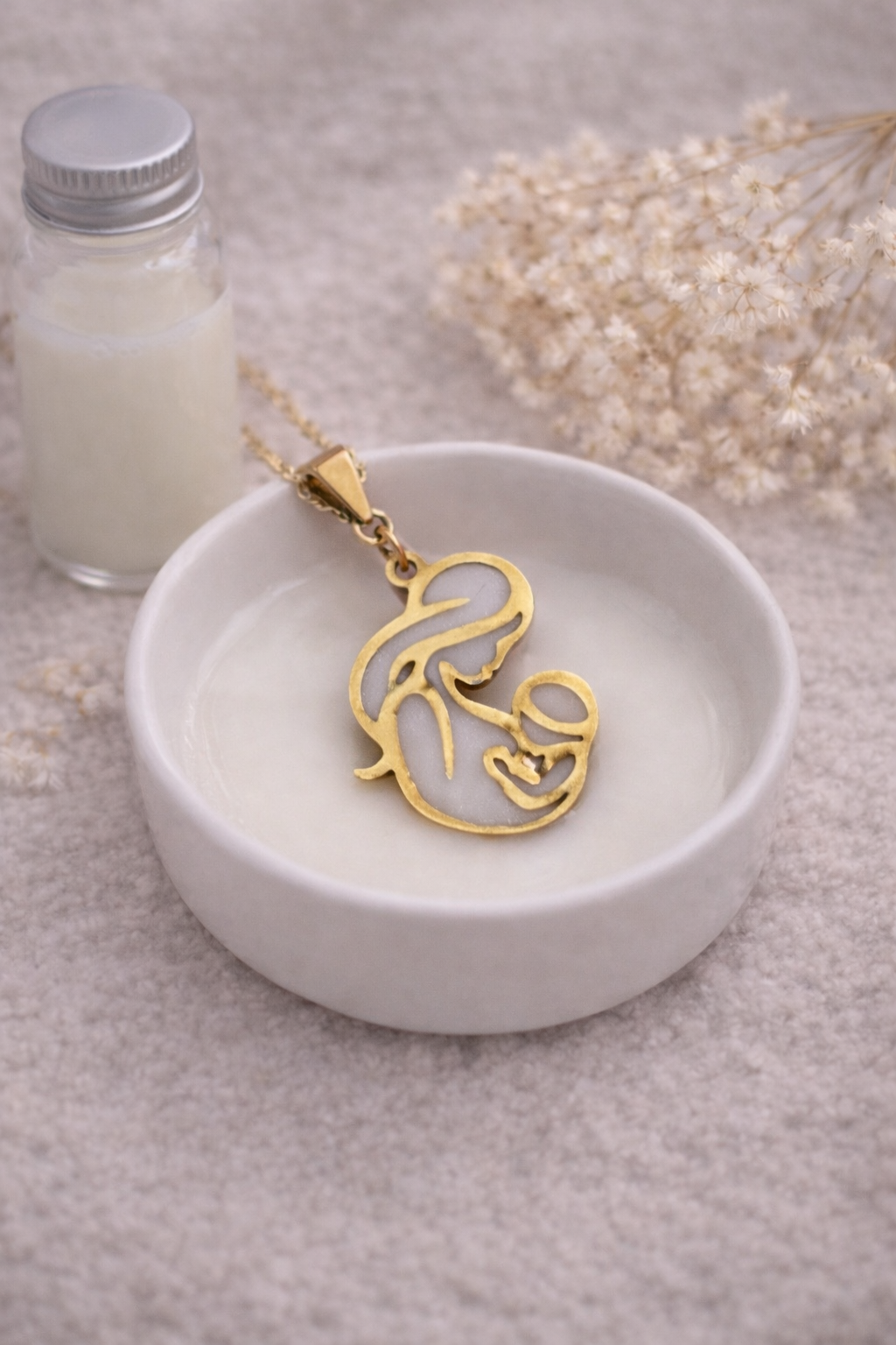Colgante mamá y bebé lactando con leche materna – Joya emocional personalizada
