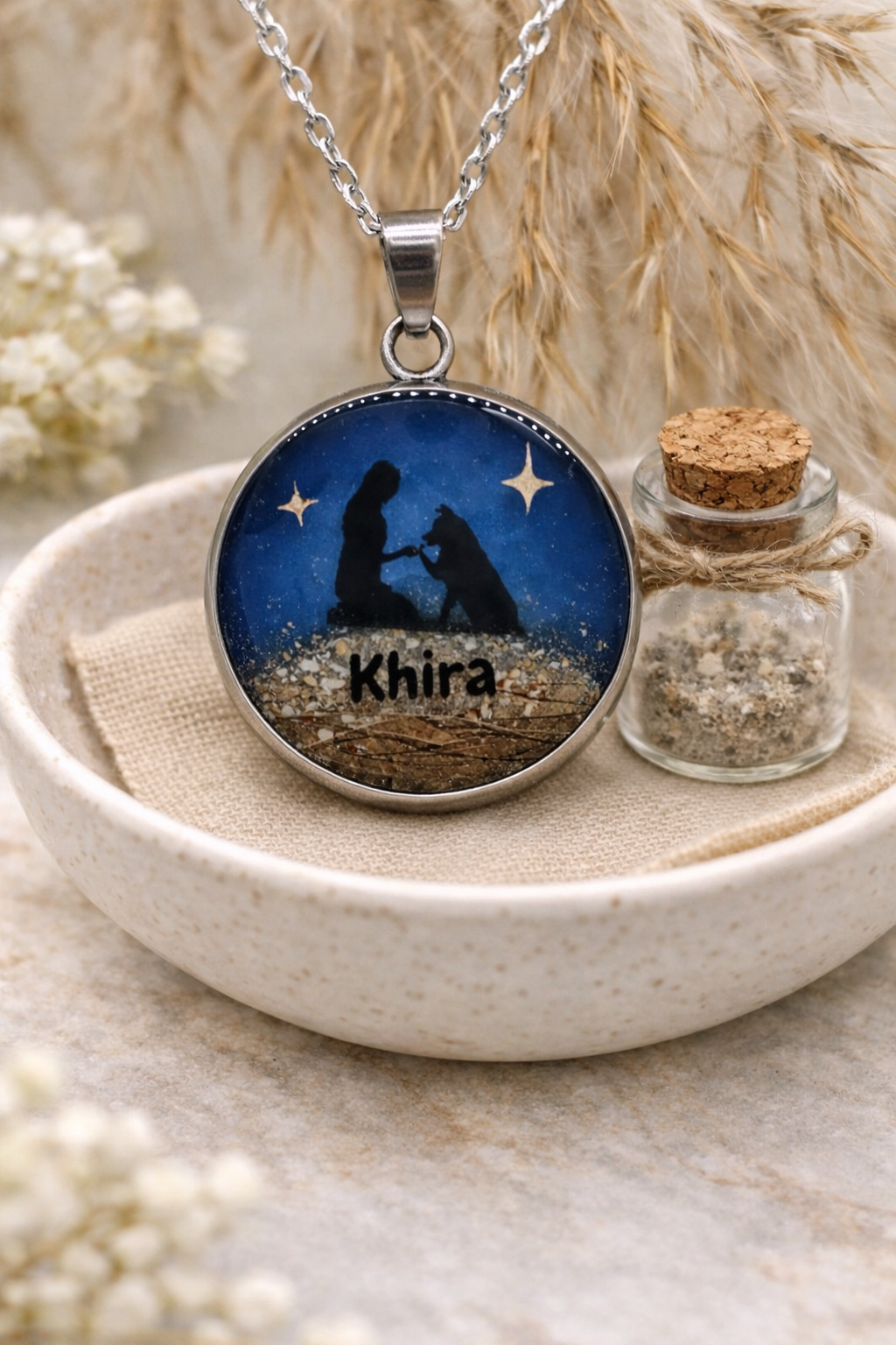 Colgante silueta mascota con cenizas y pelito luminoso personalizado